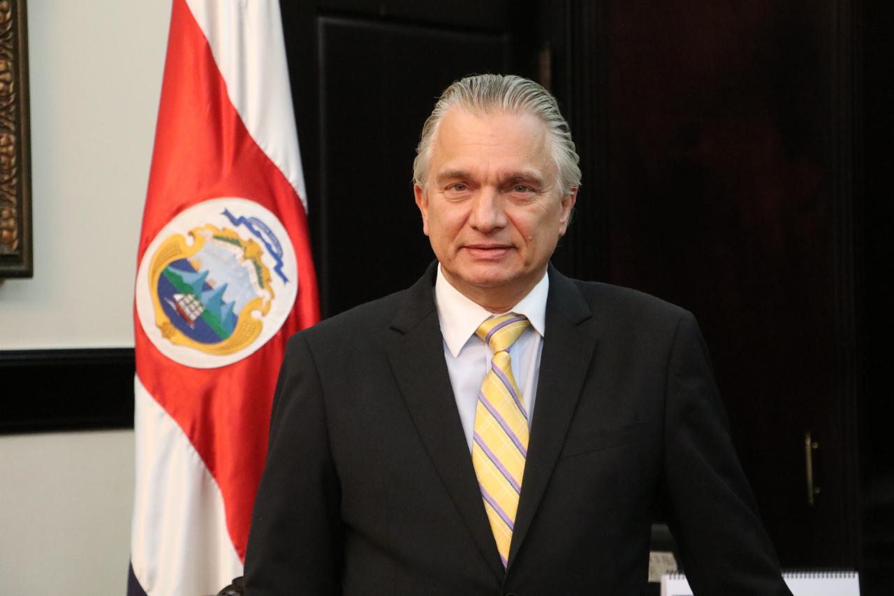 Dr. Arnoldo André